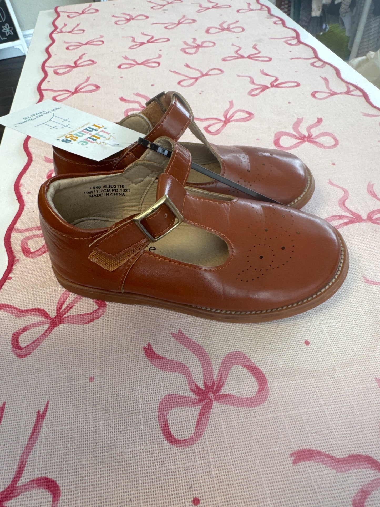 Kiderence brand children's T-strap shoes