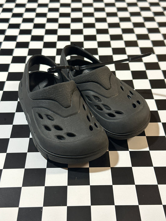 Black slip on shoes size 6