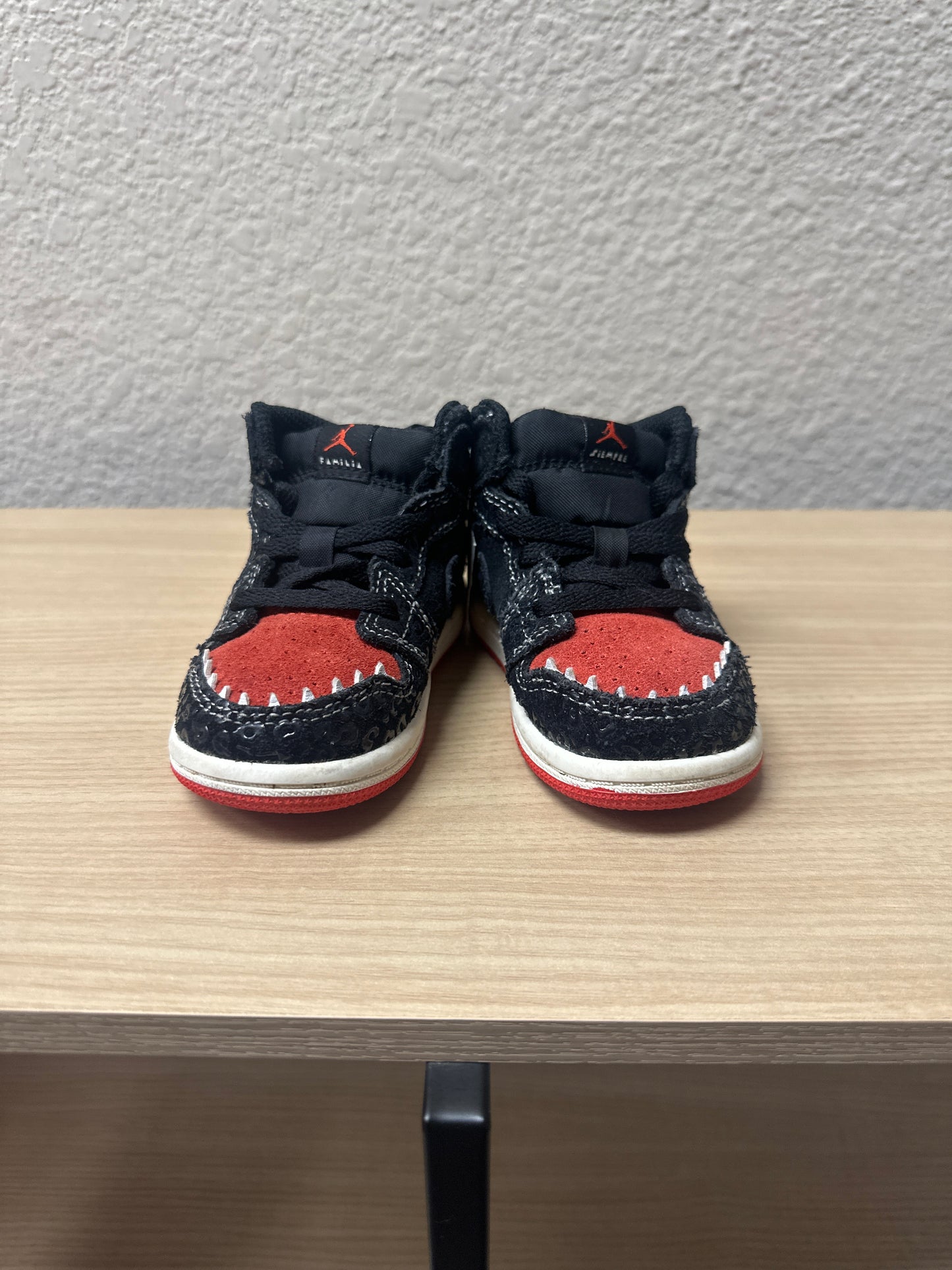 Jordan 1 Mid SE "Siempre Familia" sneakers