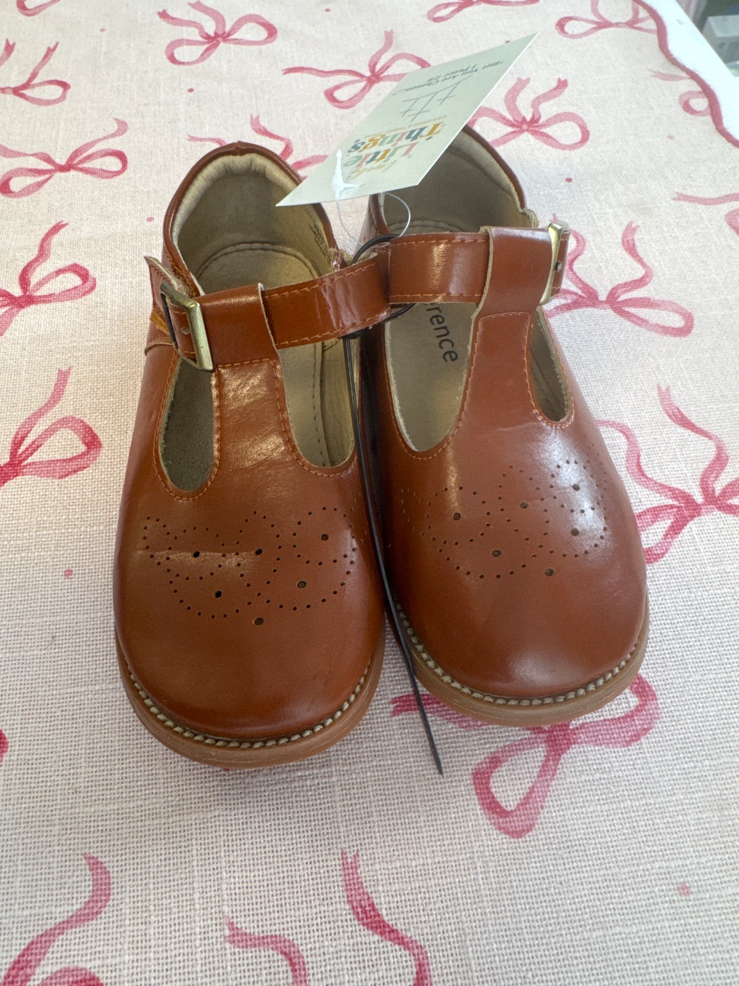 Kiderence brand children's T-strap shoes